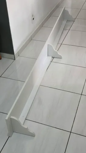Prateleira em MDF medindo 2,44m por 23cm