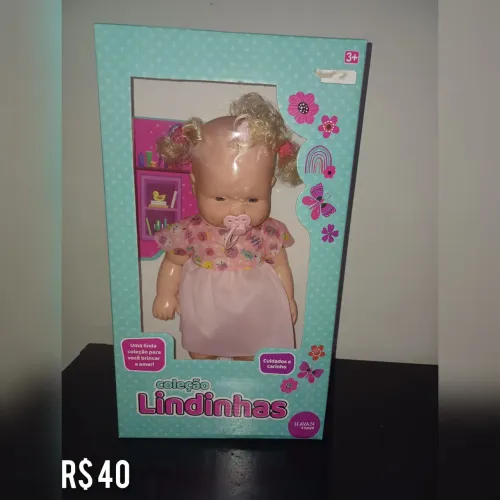 Vendo a boneca nova da caixa