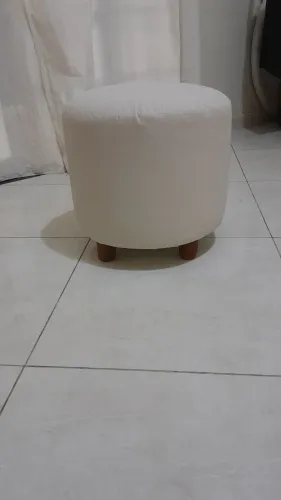 01 pufe redondo em courino matelado off white