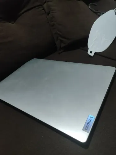  Lenovo IdeaPad 3i na cor cinza, com um teclado compacto de layout brasileiro.