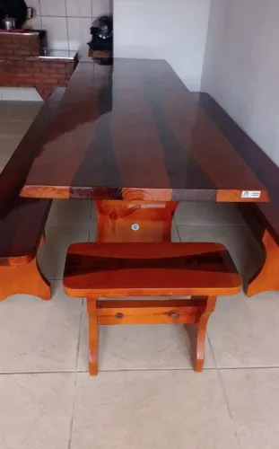 Mesa com bancos de Festas