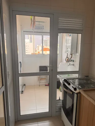 Porta Área de Serviço em Alumínio Branco + Vidro e Veneziana