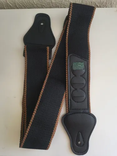 Correia para violão, guitarra e baixo -com porta palhetas nela