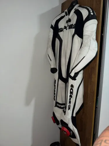 Macacão Spidi e bota Dainese 