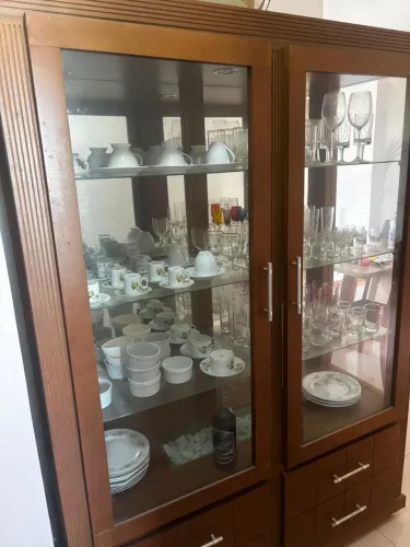 Cristaleira de madeira com gavetas