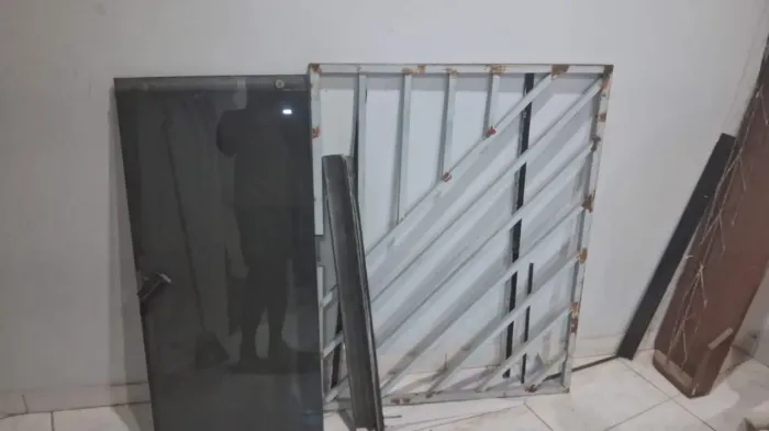 Vende se janela de vidro e grande dr fero no precinho 350