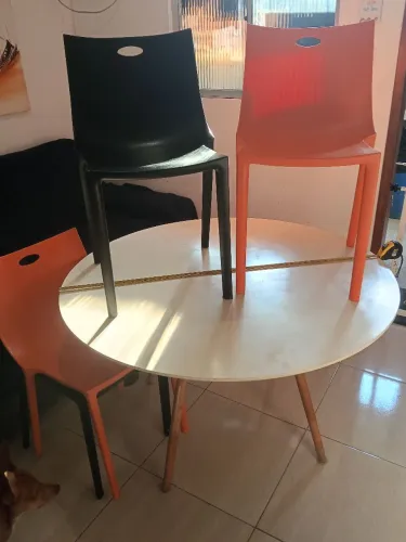 Mesa Mobly e 4 cadeiras de polipropileno 