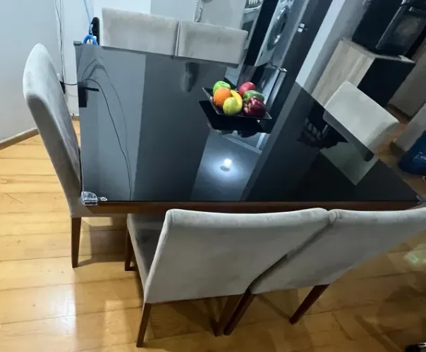 Mesa de Jantar 1,40x1,40 Madeira Maciça com Vidro Preto + 6 Cadeiras em Camurça.