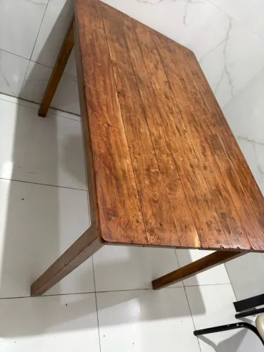 Mesa em madeira maciça
