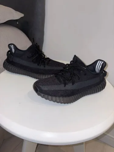 Adidas Yeezy Boost 350 V2 na colorway "Onyx"