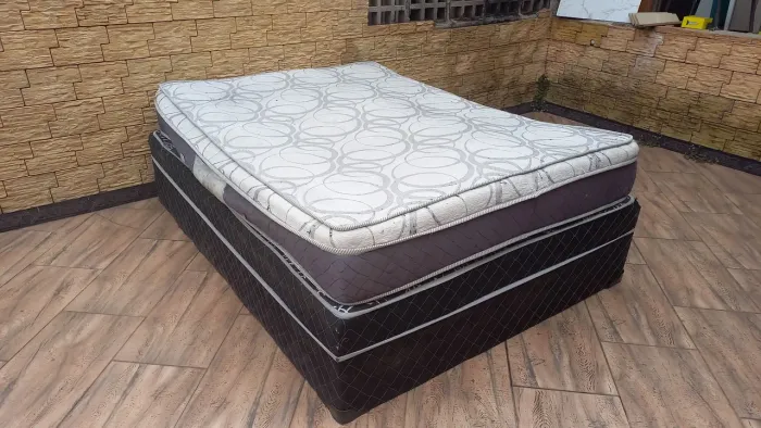 Entrego: Cama Box com Colchão de molas usado e higienizado
