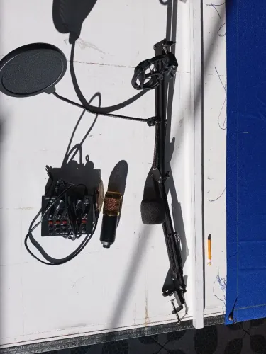 Kit microfone + mesa + tripé (Novos)