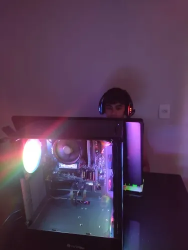 Pc gamer (dando tela azul as vezes) vendo com monitor+teclado