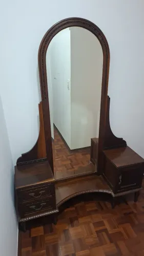 Penteadeira antiga com espelho bisotado