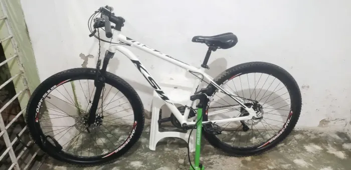 BICICLETA KSW XLT ARO 29 BRANCA + TRAVA COM CABO DE AÇO E ENCHEDOR DE PNEU.