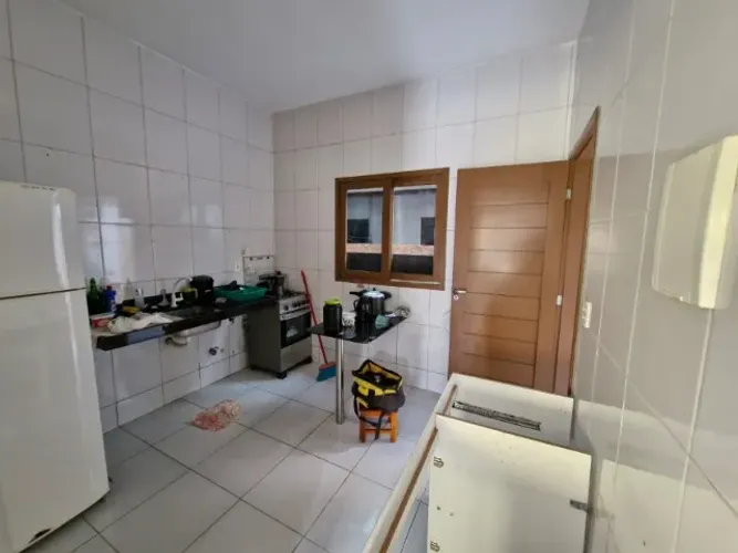 Descrição: 2/4 sendo 01 suíte, sala para 02 ambientes. cozinha com armários, wc social, ár
