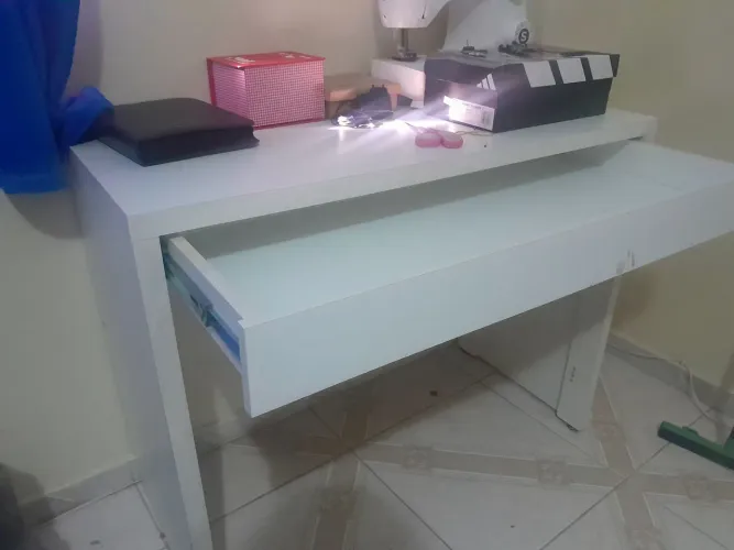 Escrivaninha com gaveta