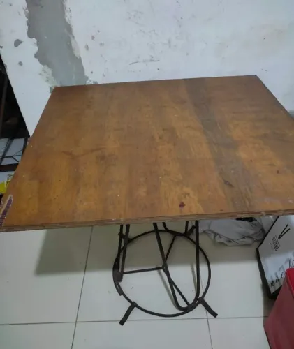 Mesa de madeira e ferro