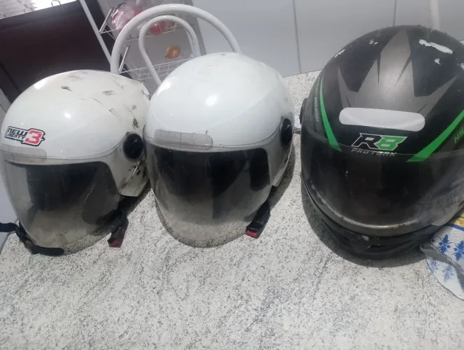 3 capacetes
