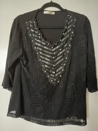 Blusa bordada preta