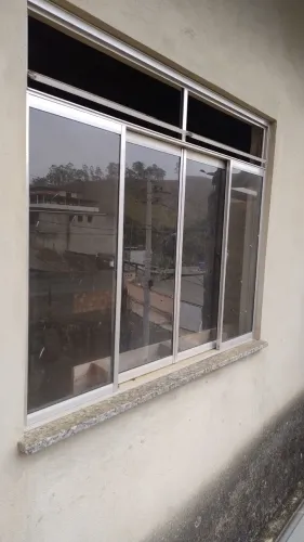 Janela de alumínio com vidro semi nova