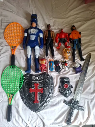 Vende-se panela elétrica electrolux e Britânia, também brinquedo infantil. 