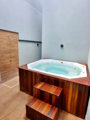 PORTO MARINA - Casa com Jacuzzi, 3/4, na Av Principal do Condomínio.