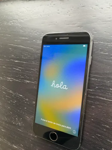 iPhone 8 256 GB com capa e de silicone rígido e carregador