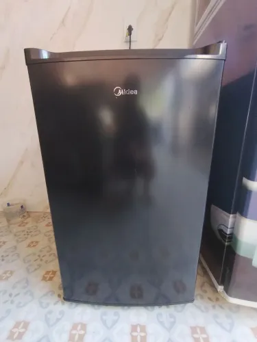 Vendo ou Troco Frigobar Midea 93 litros SUPER NOVO por Cervejeira em bom estado.
