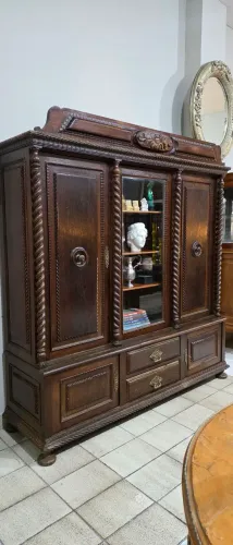 Móveis antigos, livreiro ou cristaleira antiga estilo Manuelino 