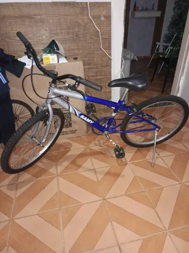 Bicicleta aro 24 seminova samy infantil cor azul e prata.
