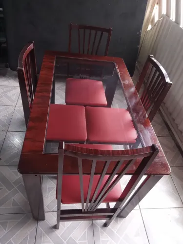 Mesa de 4 cadeiras no couro vermelho 