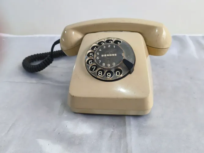 Antigo telefone de disco.
