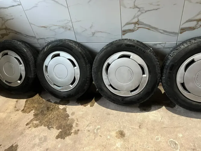 Vendo 4 jantes de ferro com 4 pneus entre 80 % e 90 % de vida !