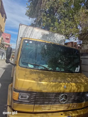 Caminhão 3/4 baú 709