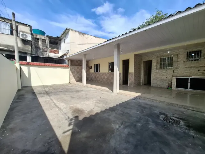 Alugo excelente Casa de fundos com Quarto e quintal amplo em Realengo