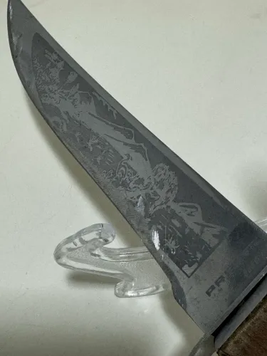 FACA ARTESANALC/CABO MADEIRA E LÂMINA C/DESENHOS -28,5 cm