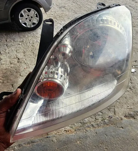 Farol fiesta lado esquerdo boas condições