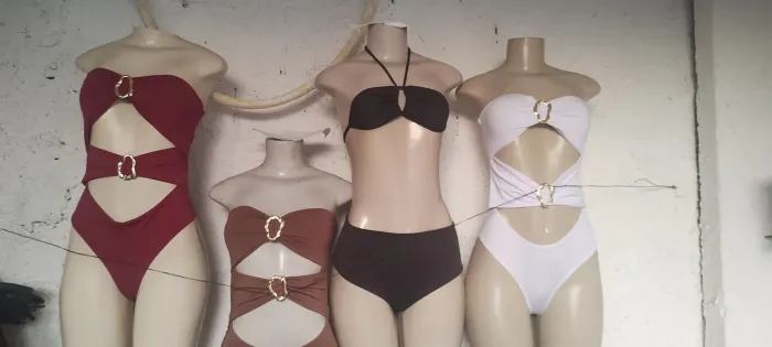 Vendo manequim feminino r$ 70 cada uma e conjunto de maiô biquíni a 35 cada