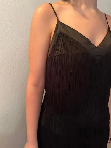 Vestido preto de franjas (Guess)