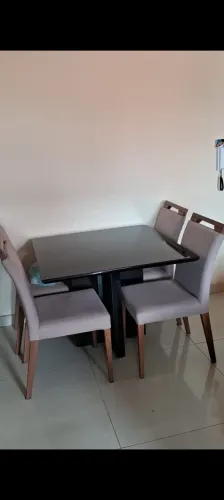 Mesa Quadrada com tampo de vidro preto com 4 cadeiras especiais