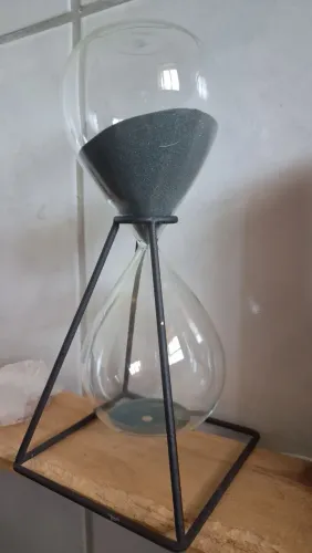 Ampulheta decorativa 22cm com base em metal