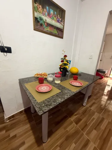 Mesa para 6 cadeiras com pedra de mármore