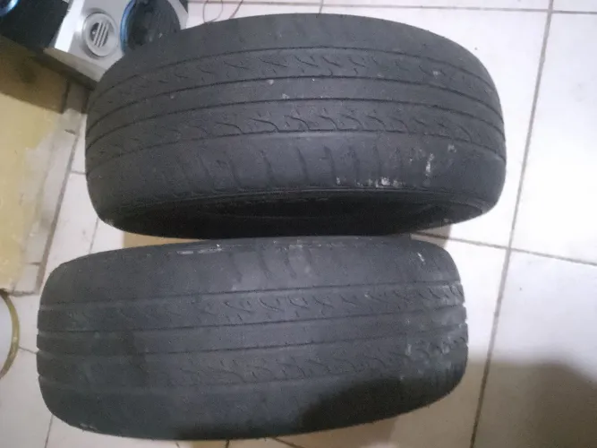 2 pneus 185/60/15 estão em excelente estado