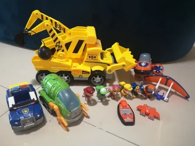 Caminhão do Rubble Ultimate Rescue Patrulha Canina e vários outros veículos e bonecos