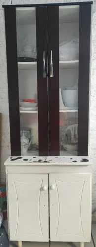 Armário, mesa e prateleira