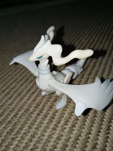 Boneco Pokémon Reshiran McDonald's 