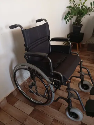 Vendo cadeira de rodas semi nova