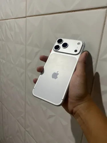 iPhone 17 pro max branco