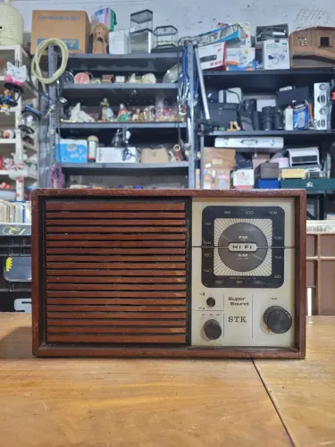 Vendo radio antigo portátil AM/FM da marca STK